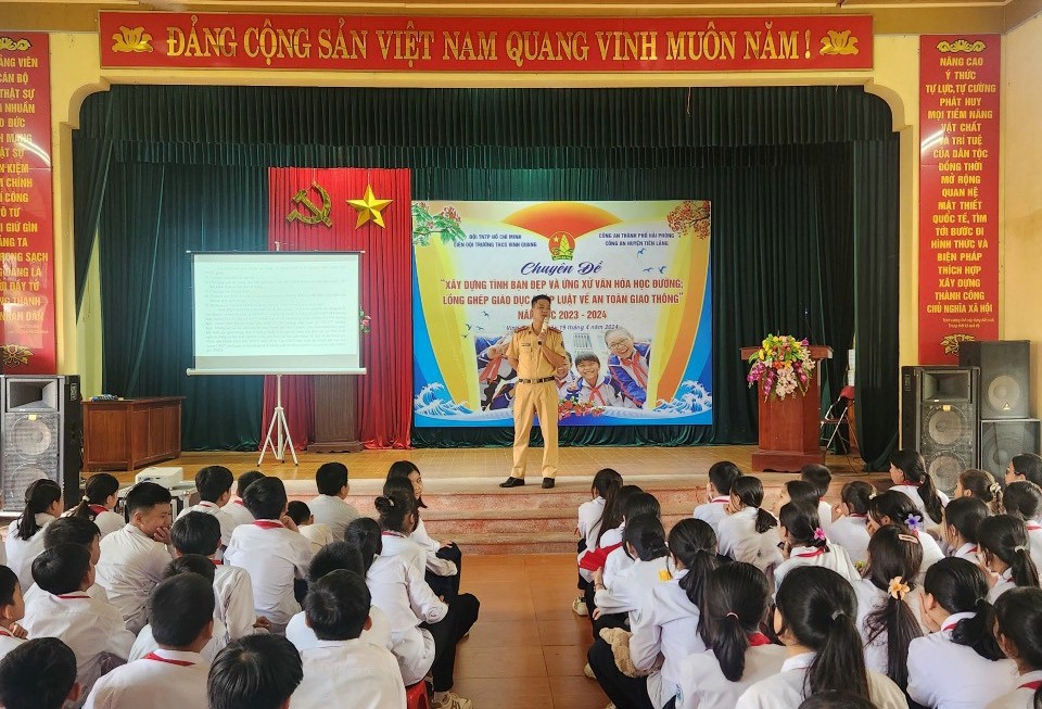 Công an huyện Tiên Lãng: Tổ chức chương trình tuyên truyền an toàn giao thông tại Trường THCS Vinh Quang